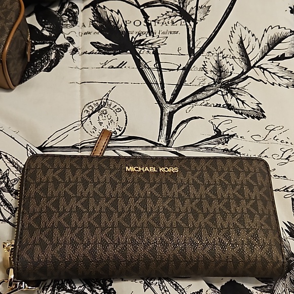 Michael Kors purse, wallet and makeup bag - Picture 7 of 9